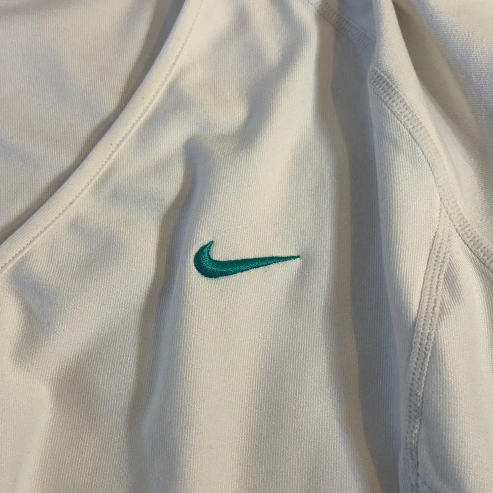 Nike Dri-FIT V-neck short-sleeve athletic top‎ white with teal. Size M